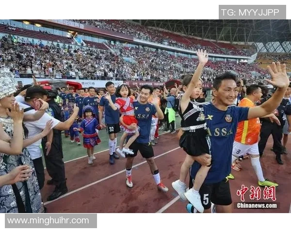 足球明星与粉丝亲密合影瞬间展现温暖互动与真挚情感