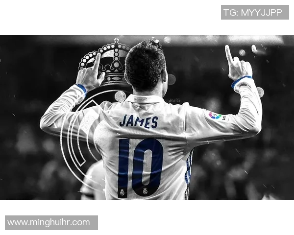 足球明星骑踏板车畅游城市展现活力与时尚风采